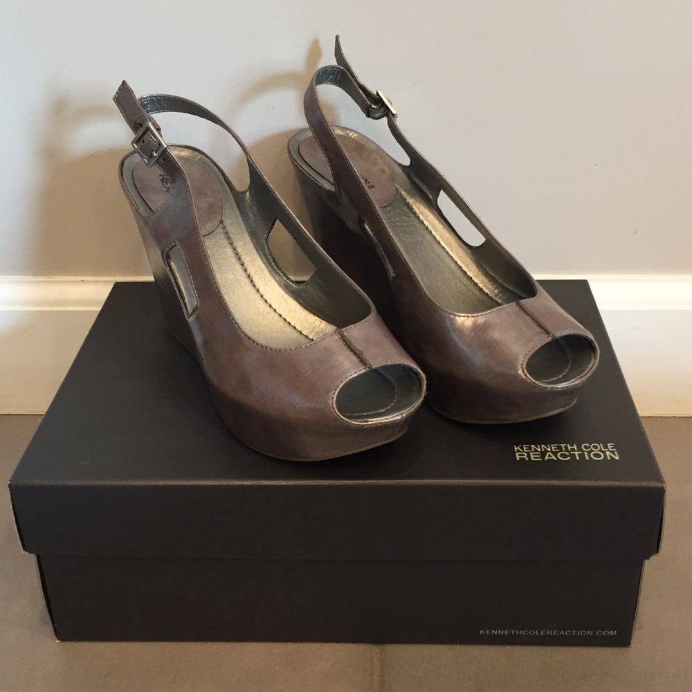 ✨ Metallic Kenneth Cole Wedge Sandal✨